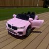صورة سيارة أطفال كهربائية بتصميم BMW